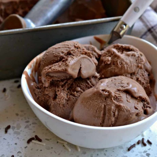 Homemade Chocolate Ice Cream | Small Town Woman