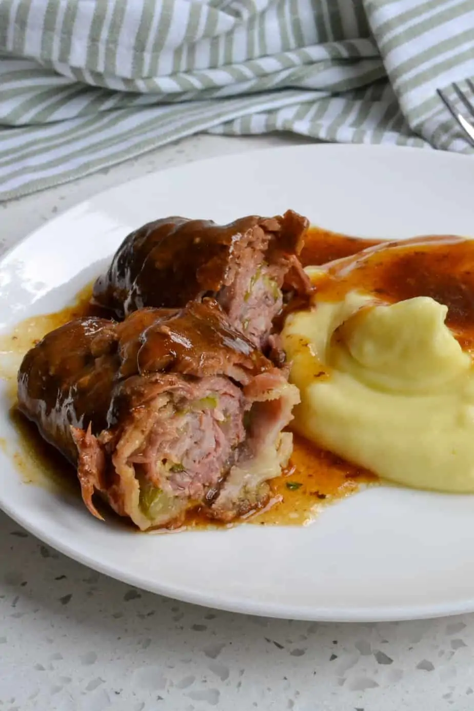  tyska nötkött Rouladen på en tallrik med potatismos.