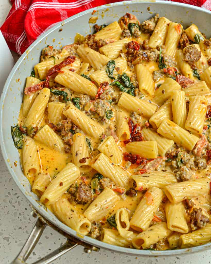 Rigatoni pasta loaded with sausage. sundried tomatoes, and spinach in a creamy Parmesan Sauce. 