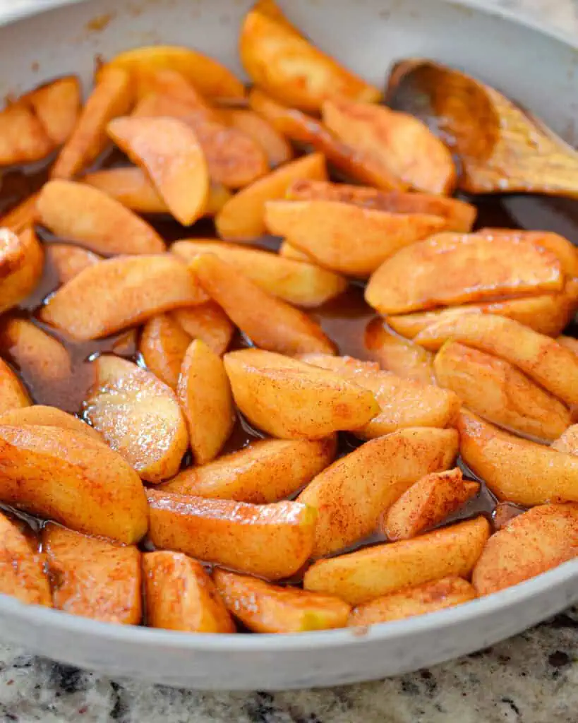 A skillet full of fried apples. 